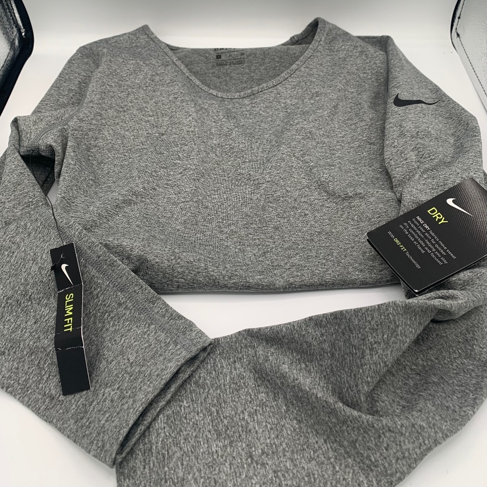 Nike women’s Dri-Fit long sleeve Top Slim Fit